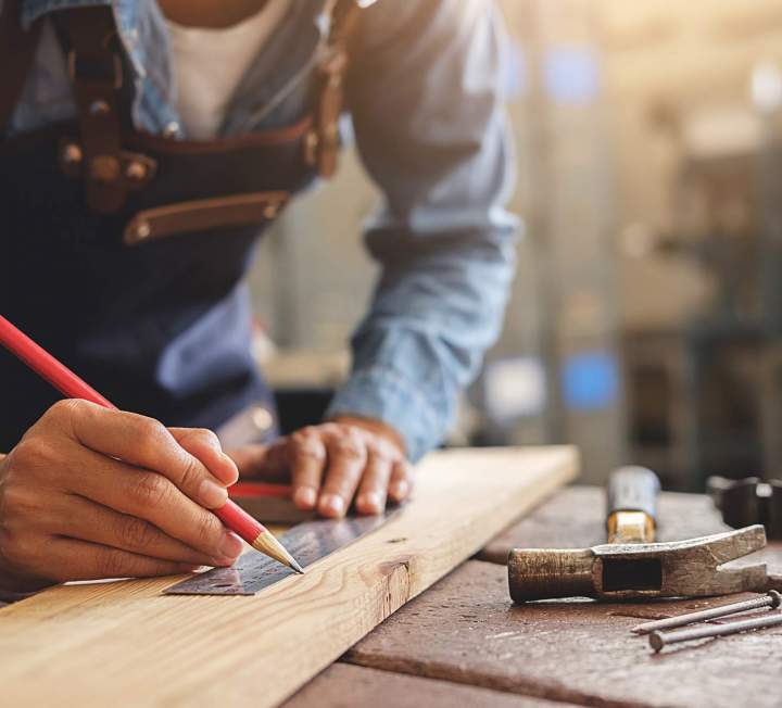 Pose et traitement de charpentes variées.